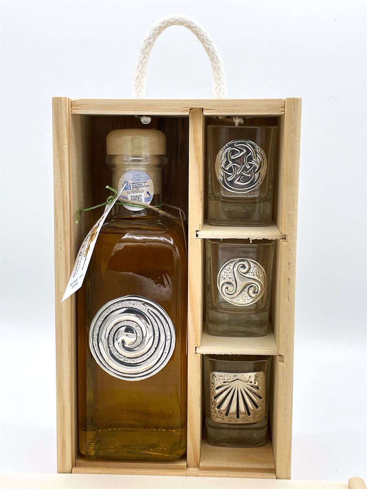 Caja Madera con una Botella Repujada Licor de Hierbas 500ml Espiral + 3 Chupitos Decorados - Imagen 1